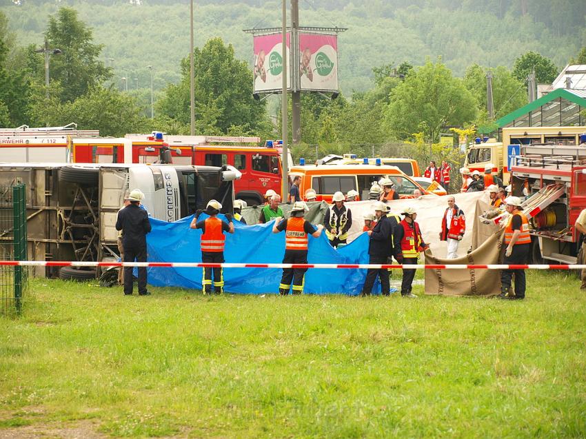 Schwerer Unfall mit Reisebus Lohmar Donrather Dreieck P252.JPG